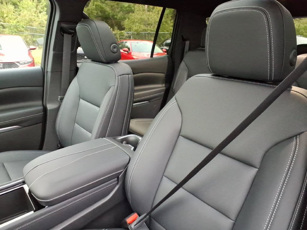 New 2027 Chevrolet Traverse LT w/ Sun and Wheel Package FWD image 12