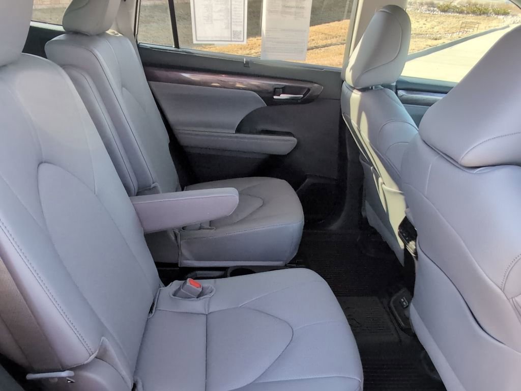 Used 2026 Toyota Highlander Limited image 29