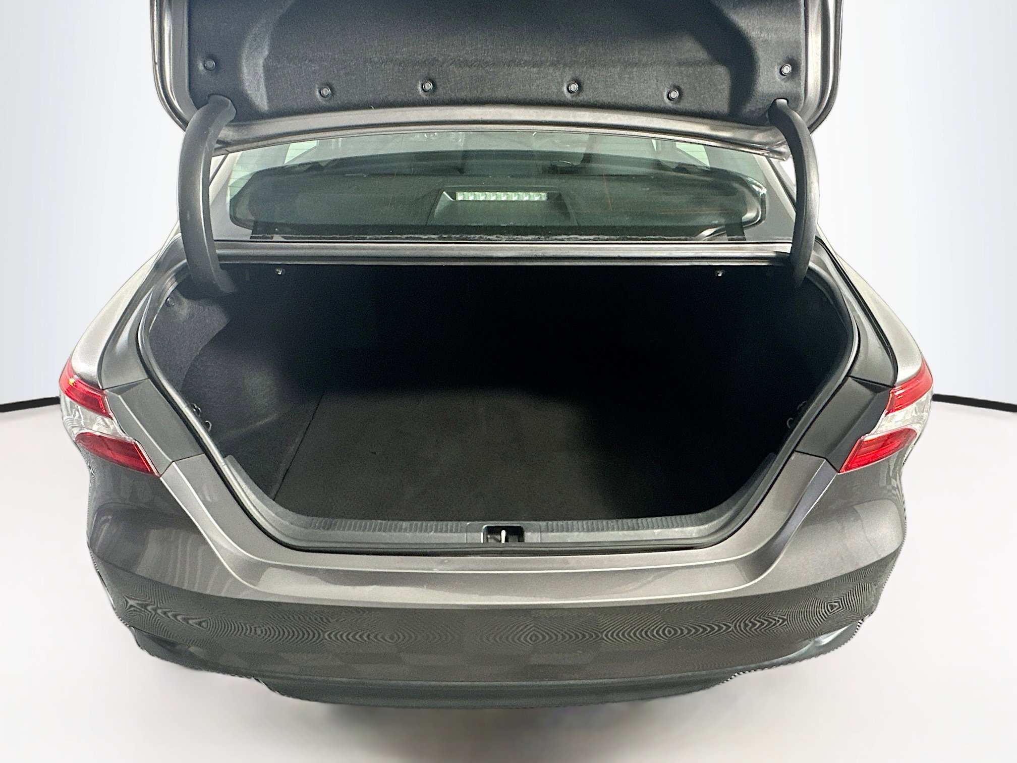 Used 2018 Toyota Camry LE image 28