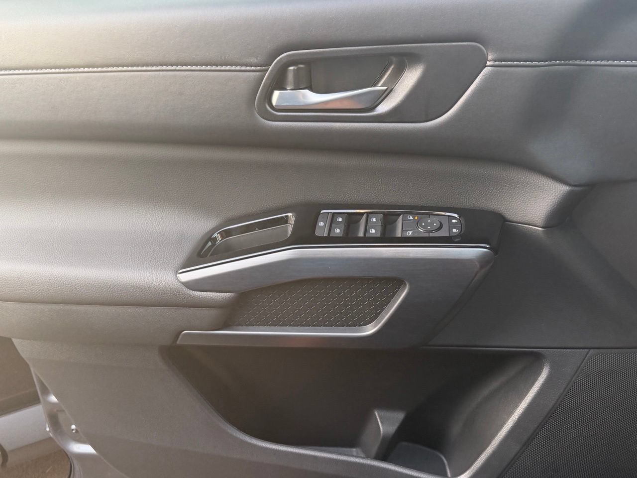 New 2026 Nissan Pathfinder SL FWD image 17