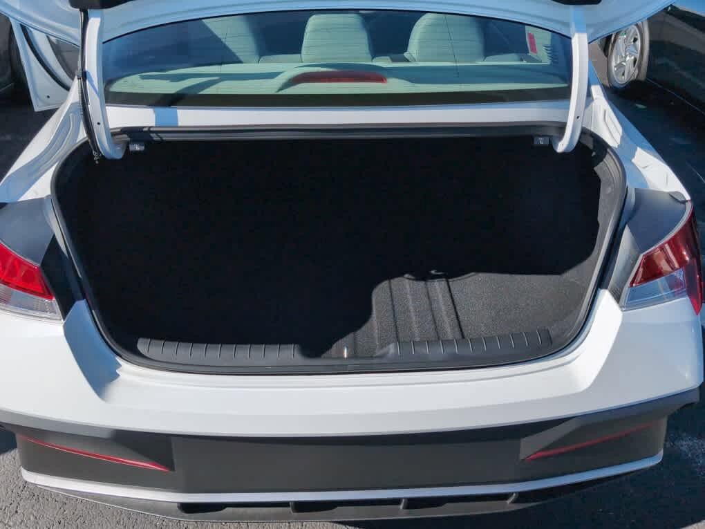 New 2026 Hyundai Elantra SE FWD image 17