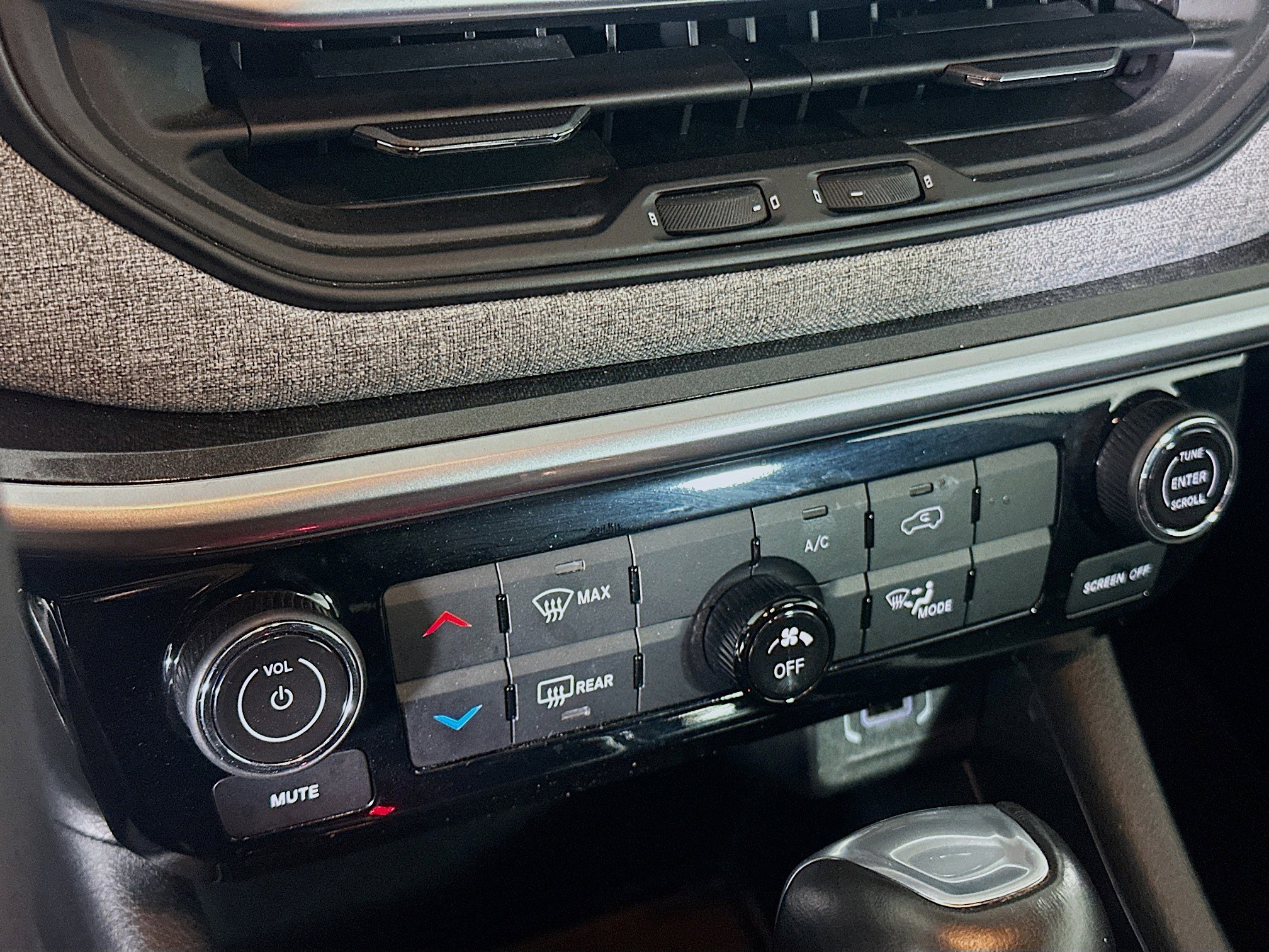 Used 2025 Jeep Compass Latitude image 23