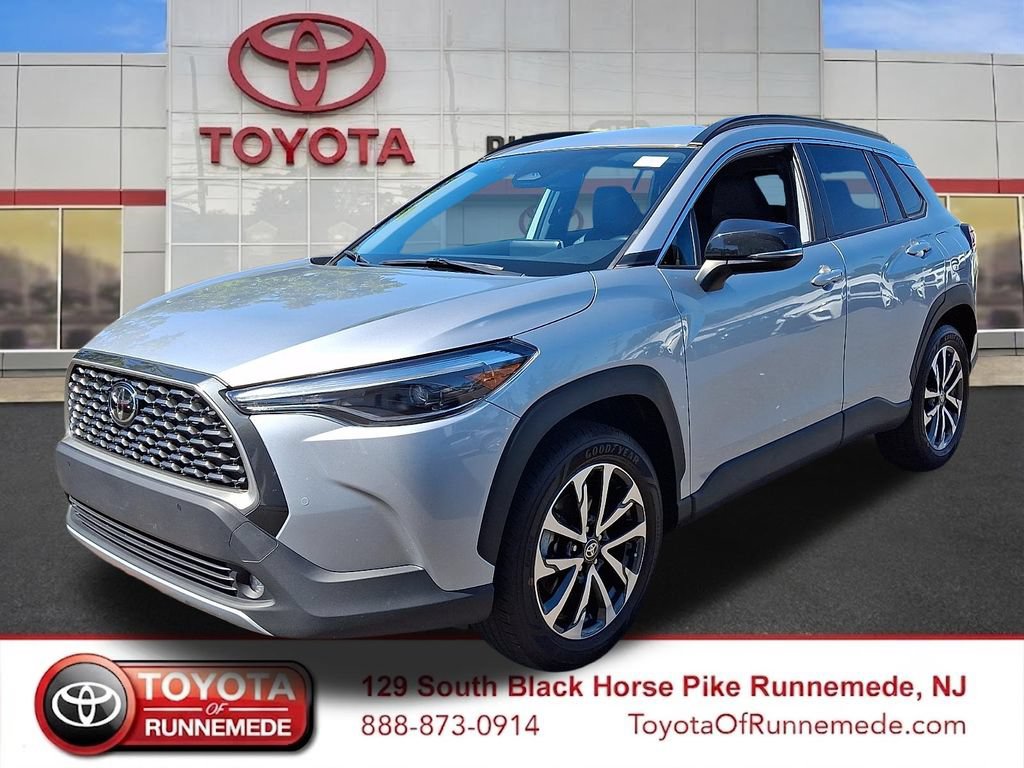 Certified 2025 Toyota Corolla Cross XLE FWD image 3