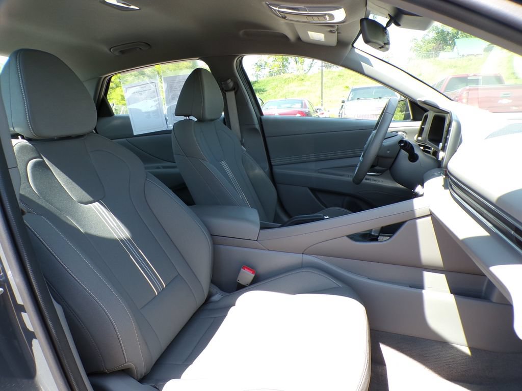Used 2025 Hyundai Elantra Sport FWD image 15