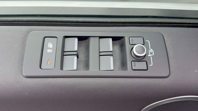 Used 2020 Land Rover Discovery HSE image 14