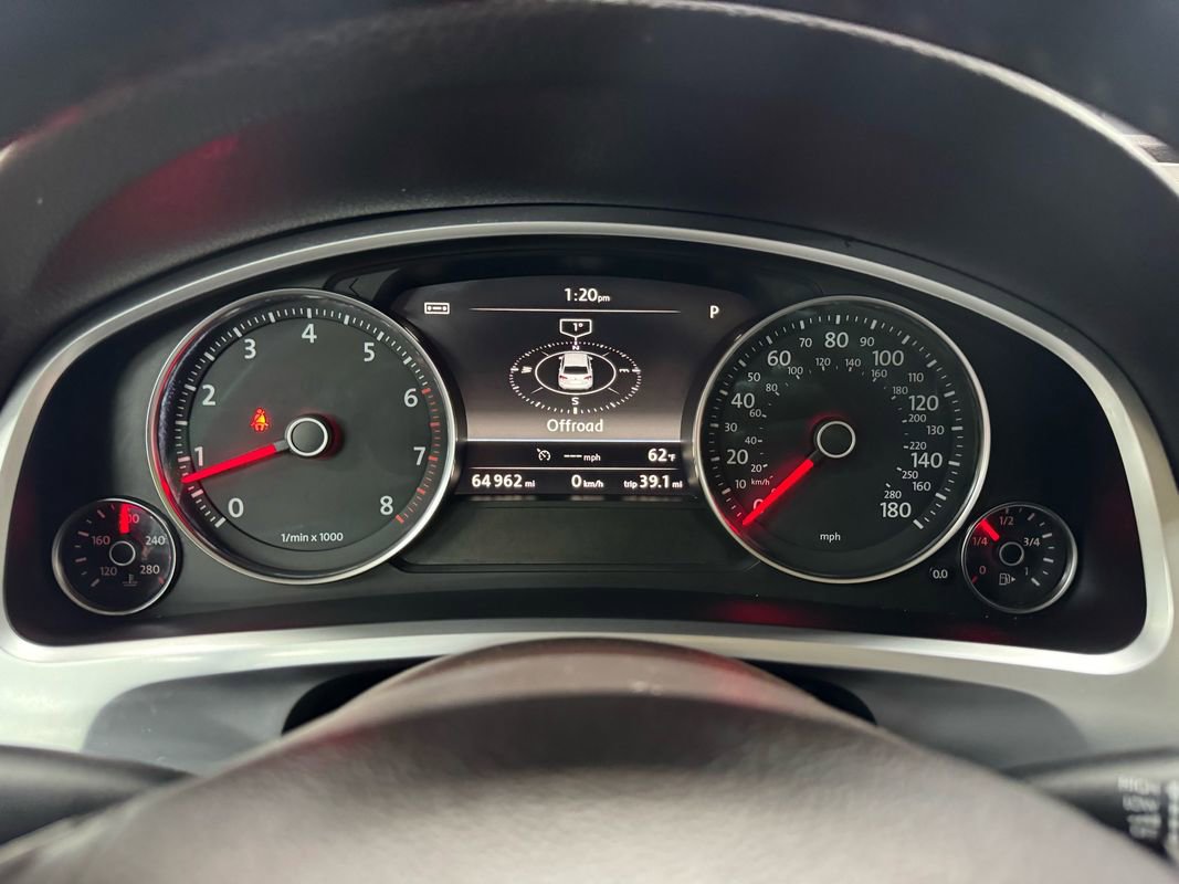 Used 2014 Volkswagen Touareg Sport image 27