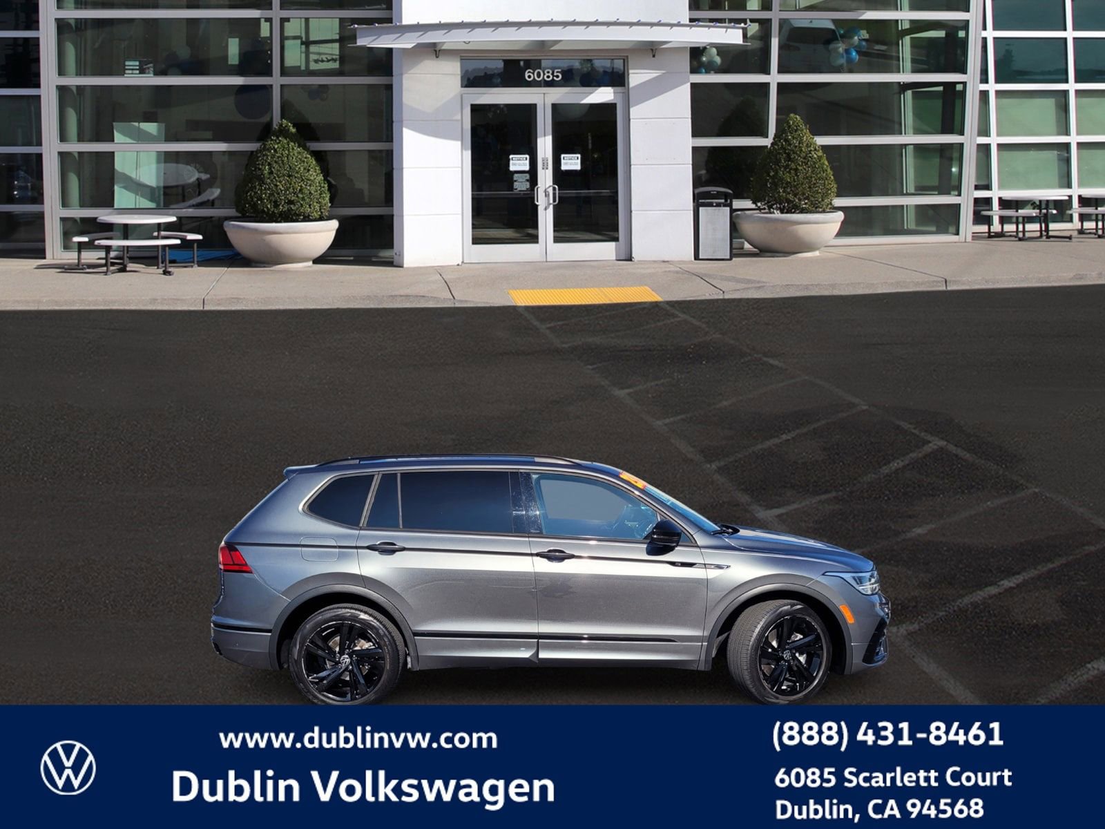 Used 2023 Volkswagen Tiguan SE R-Line image 2