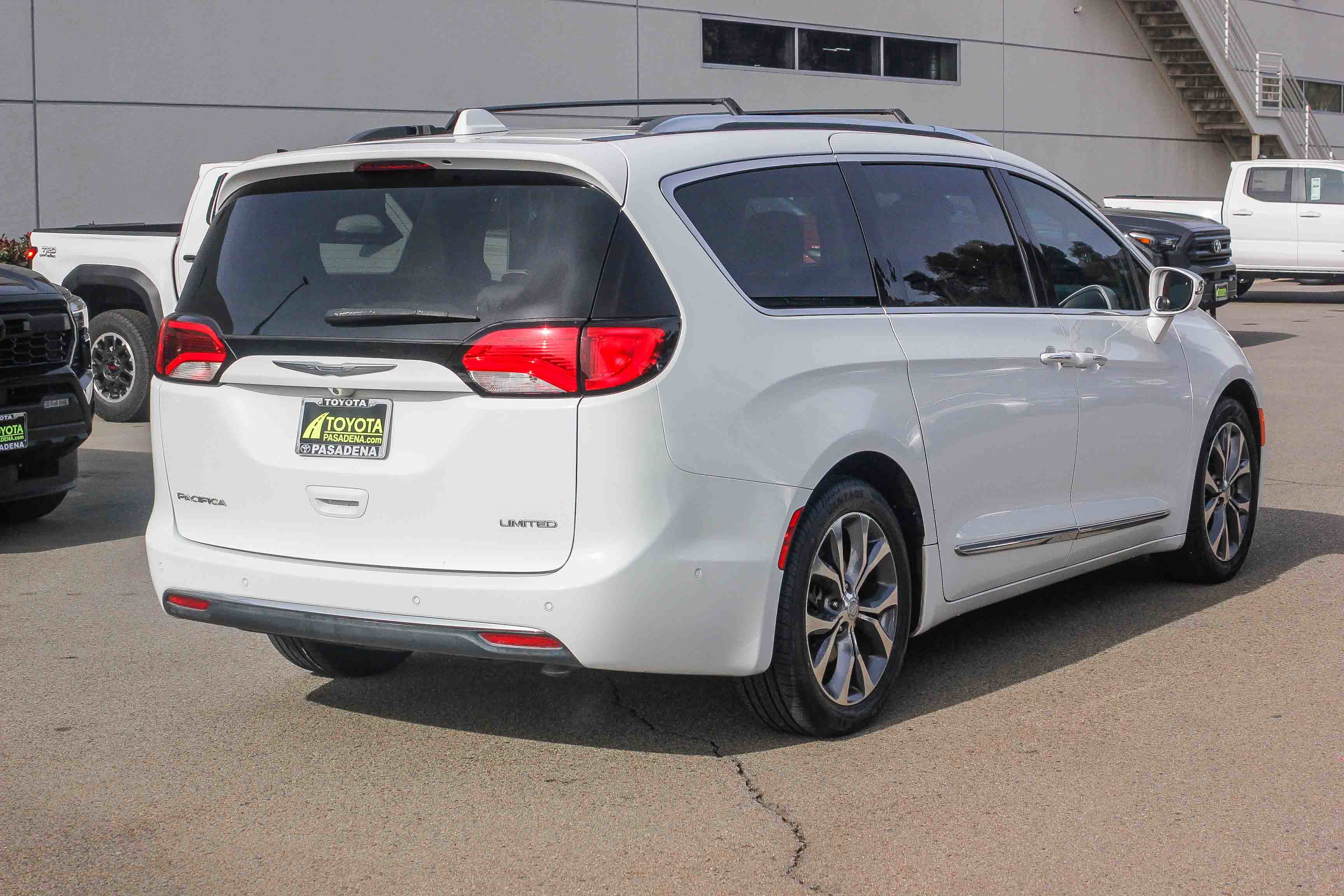 Used 2017 Chrysler Pacifica Limited w/ Advanced Safetytec Group image 6