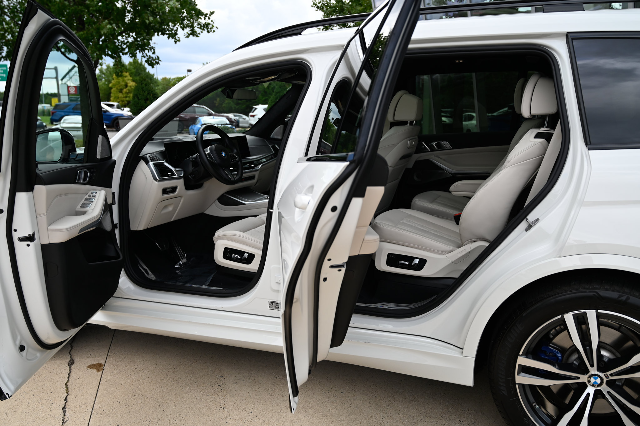 Used 2023 BMW X7 xDrive40i w/ Executive Package AWD/4WD image 33