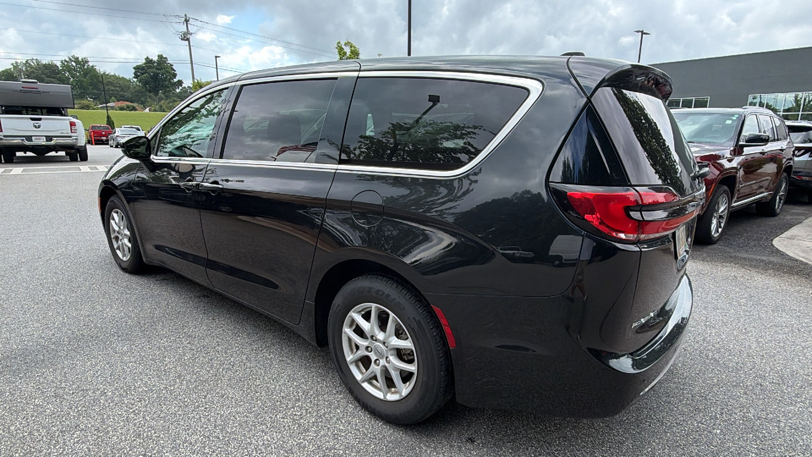 Used 2024 Chrysler Pacifica Touring-L FWD image 10