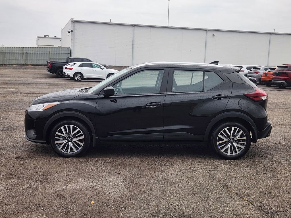 Used 2023 Nissan Kicks SV image 3
