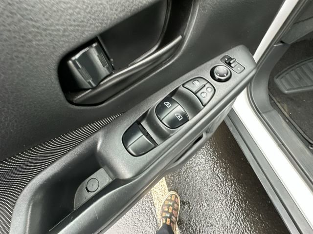 Used 2020 Nissan Kicks S image 17