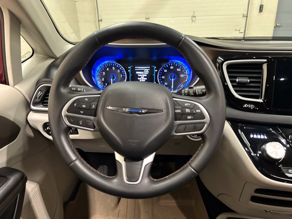 Used 2017 Chrysler Pacifica Touring-L FWD image 17