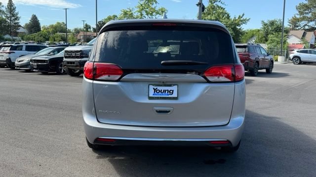 Used 2017 Chrysler Pacifica Touring Plus w/ Tire & Wheel Group FWD image 3