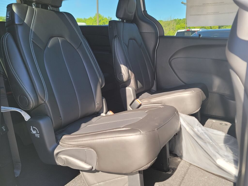 New 2027 Chrysler Pacifica Select w/ Family Tech Group AWD/4WD image 11