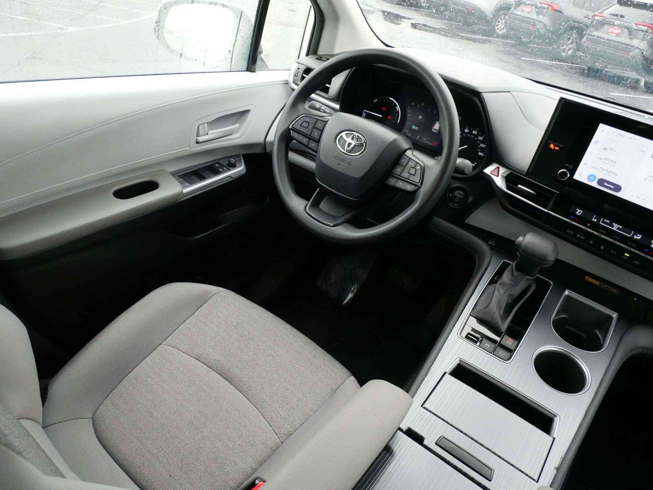 Certified 2025 Toyota Sienna LE FWD image 9