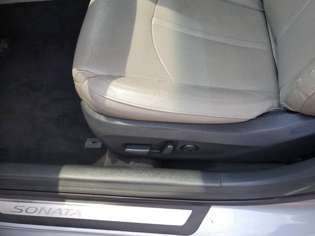 Used 2015 Hyundai Sonata Limited w/ Option Group 06 FWD image 19