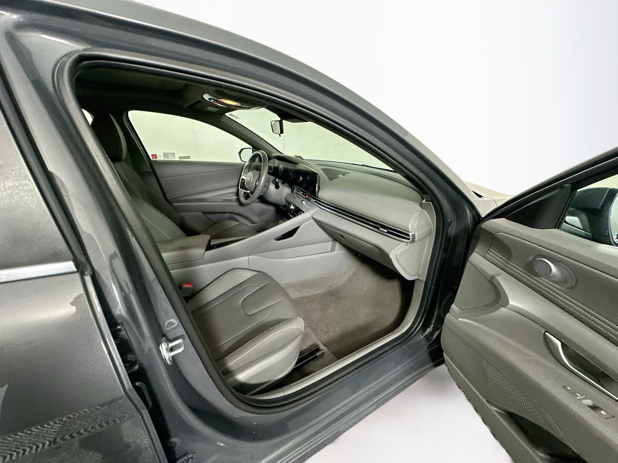 Used 2025 Hyundai Elantra SEL FWD image 31