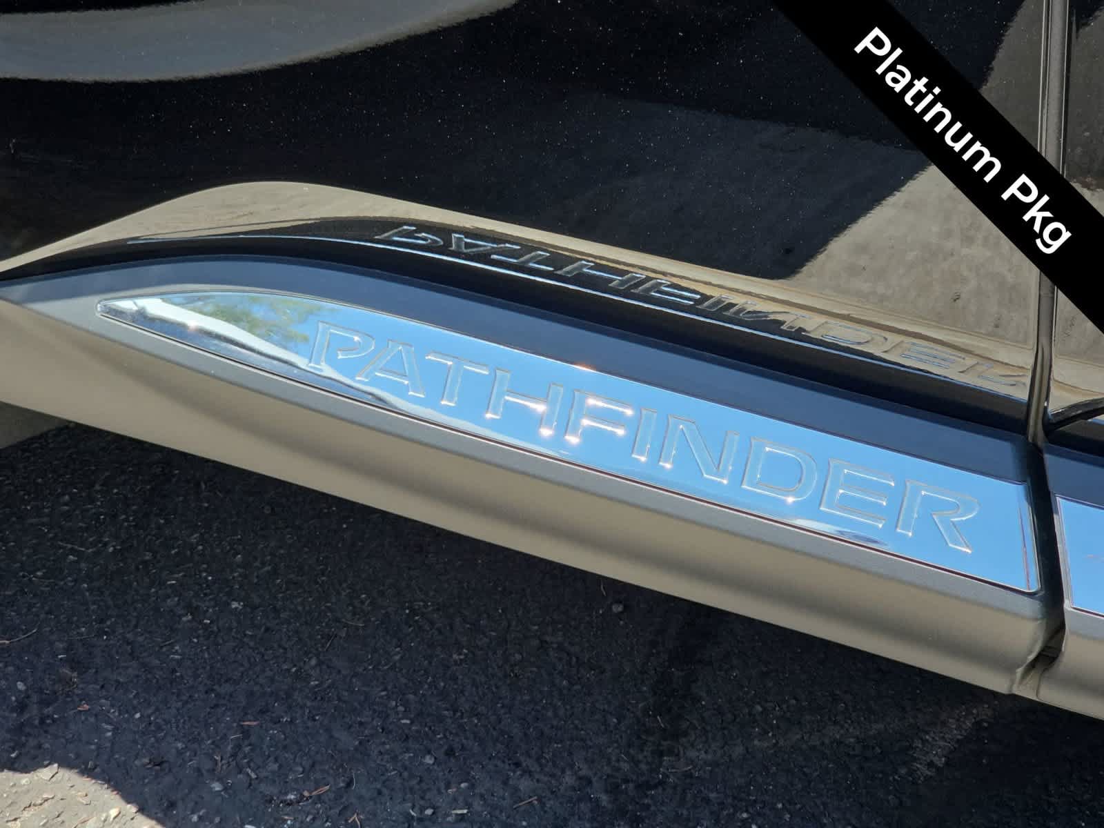Used 2025 Nissan Pathfinder Platinum w/ Black Appearance Package FWD image 11