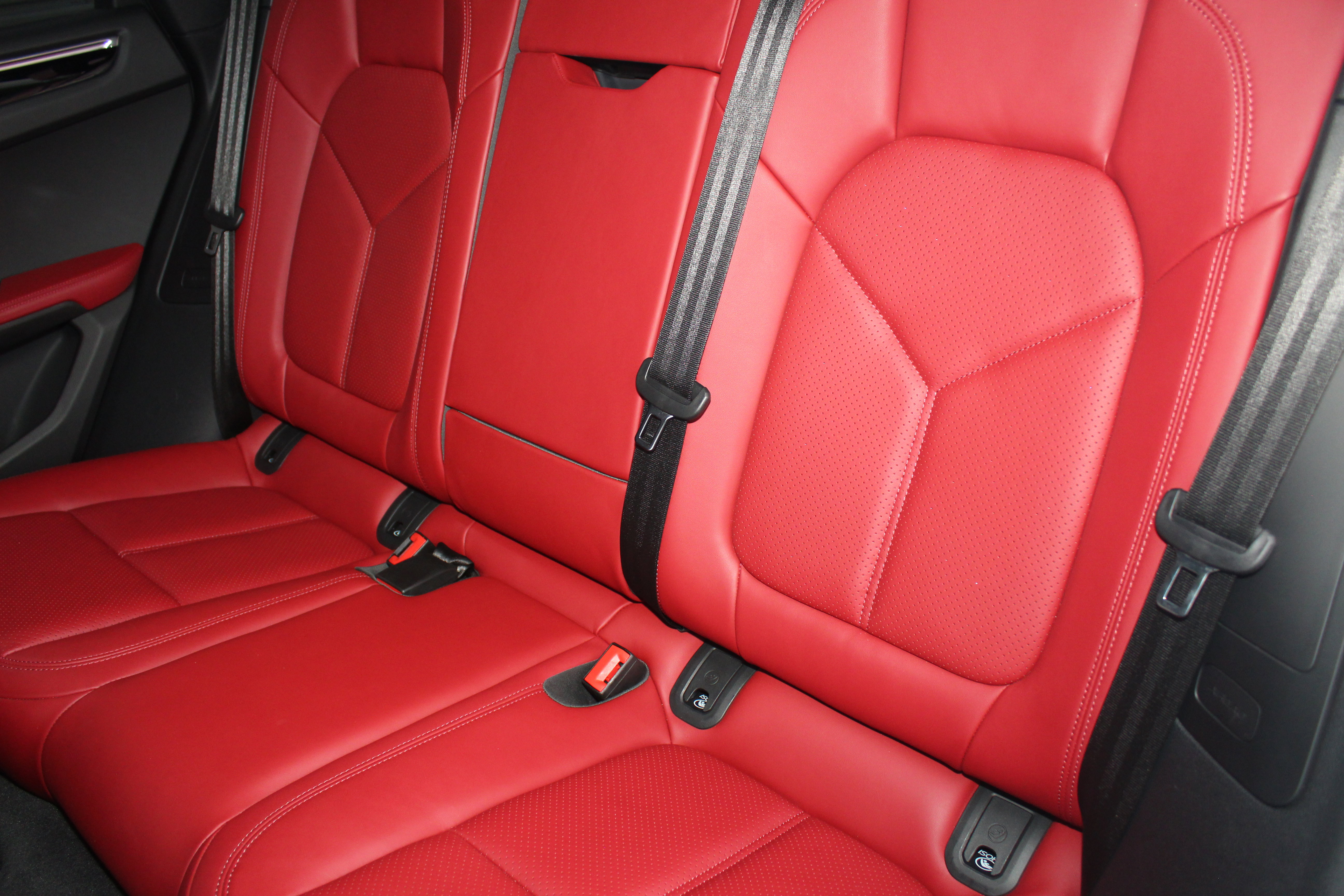 Certified 2025 Porsche Macan image 24