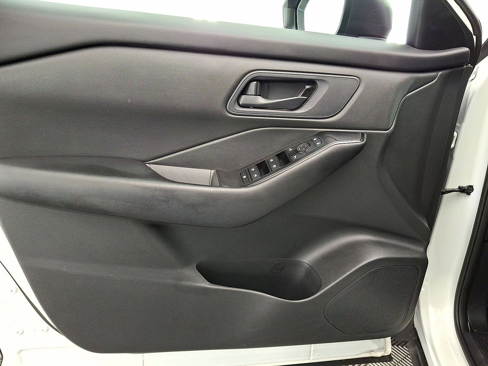 Used 2024 Nissan Rogue S image 10