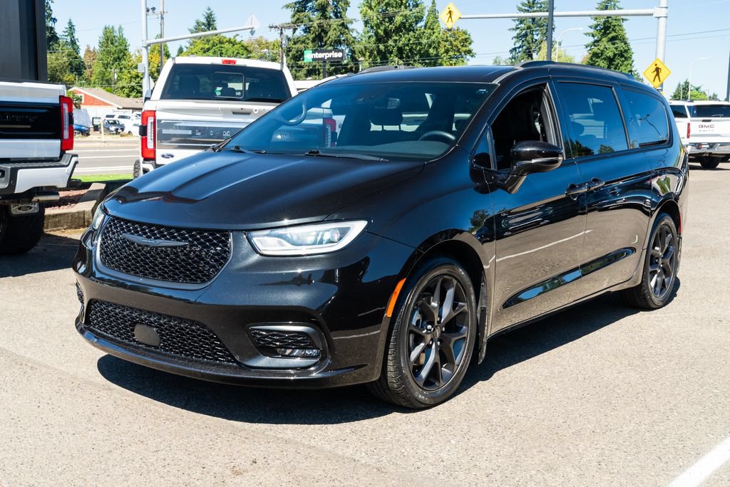 Used 2021 Chrysler Pacifica Touring w/ S Appearance Package FWD image 3