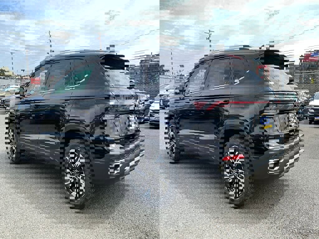 New 2025 Volkswagen Taos SE image 5