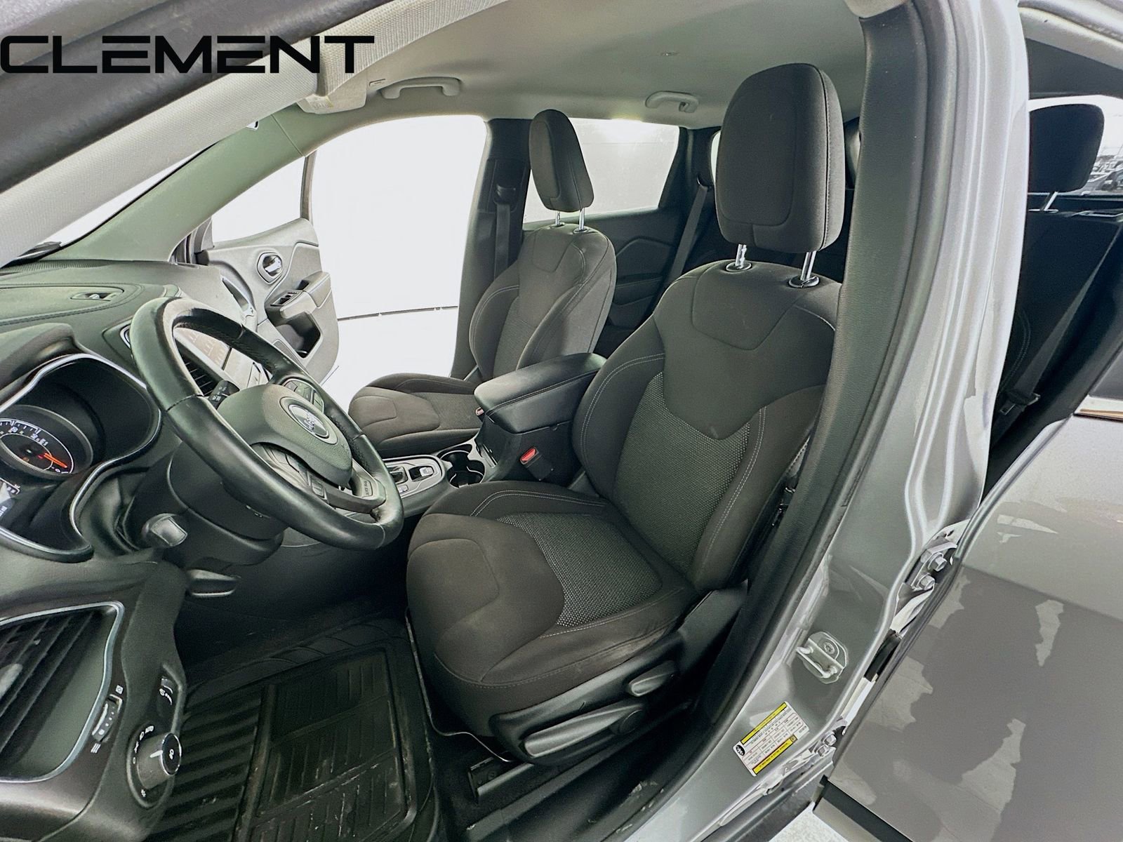 Used 2019 Jeep Cherokee Latitude w/ Cold Weather Group image 29