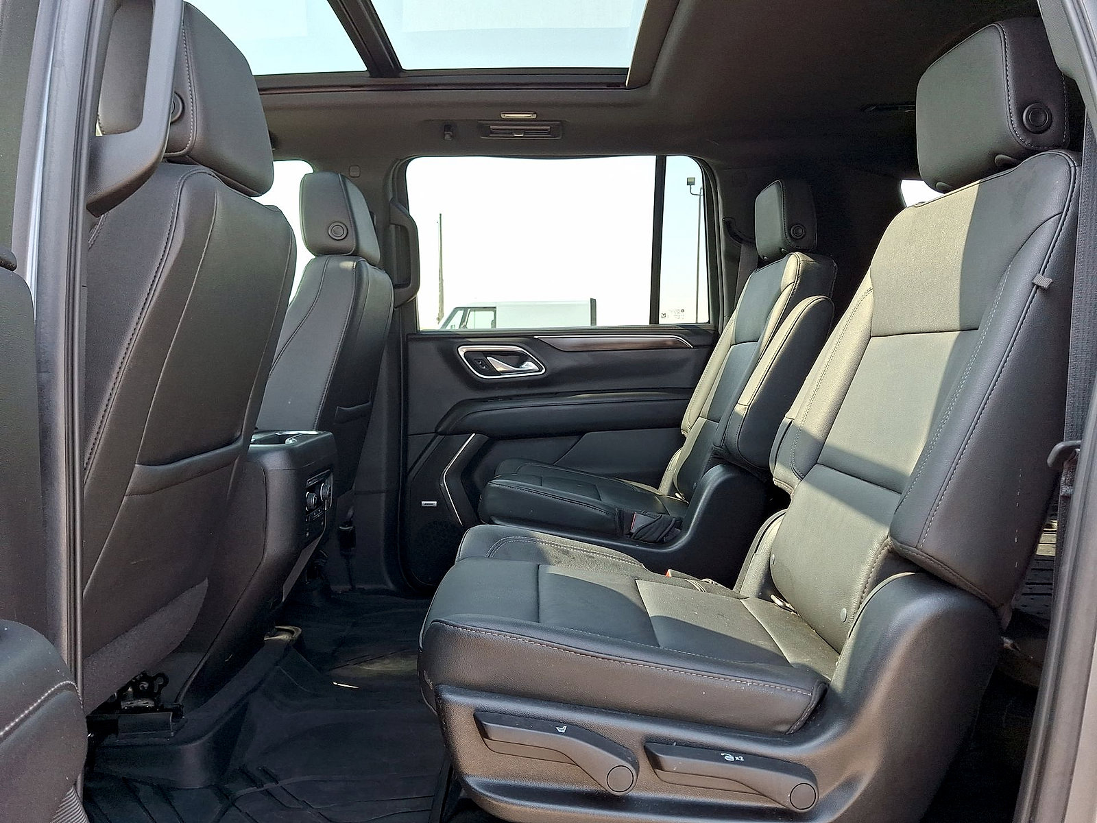 Used 2022 Chevrolet Suburban Z71 w/ Luxury Package AWD/4WD image 20