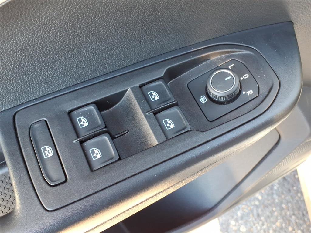 Certified 2025 Volkswagen Taos SE image 18