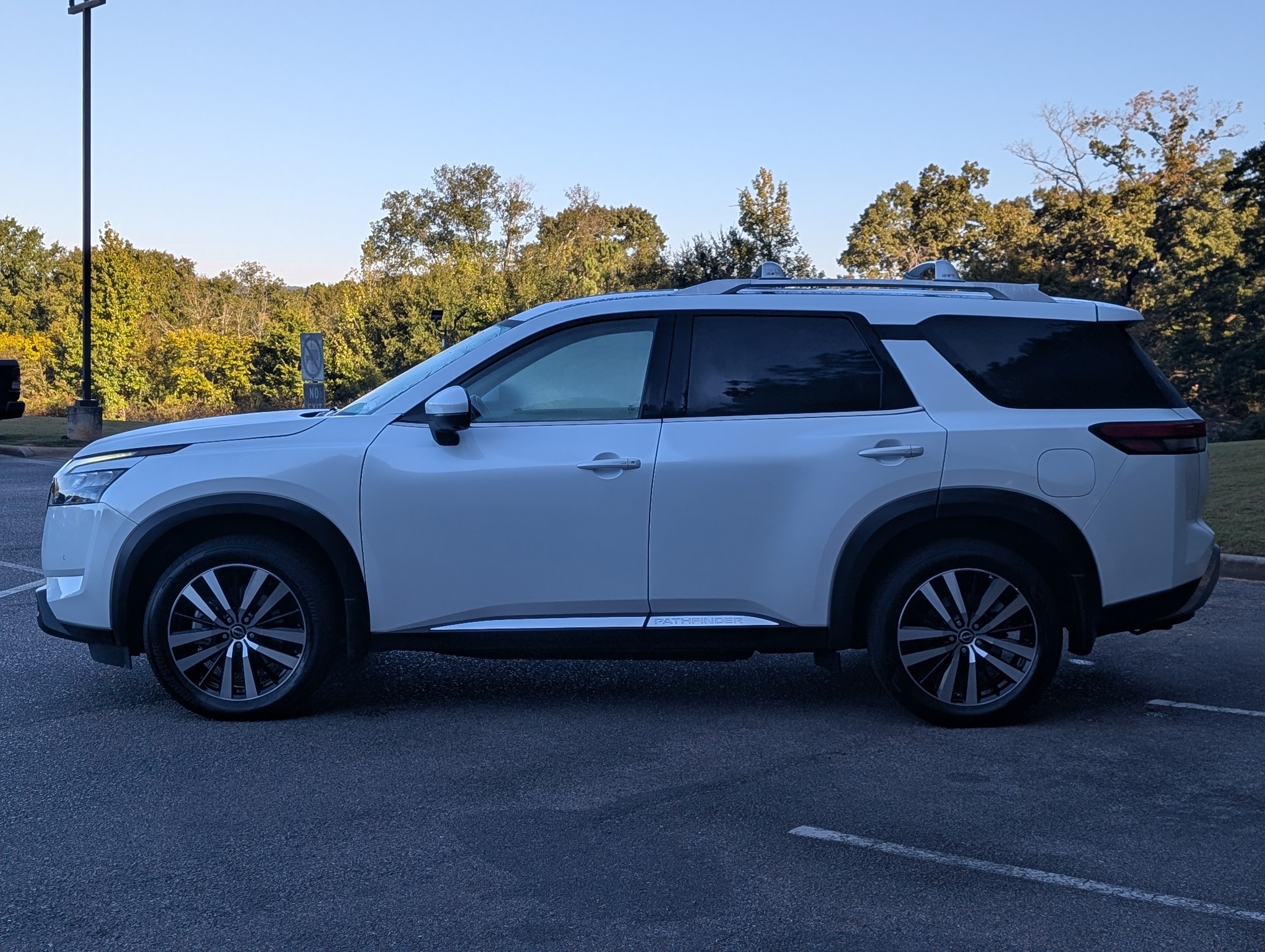 Used 2025 Nissan Pathfinder Platinum FWD image 6