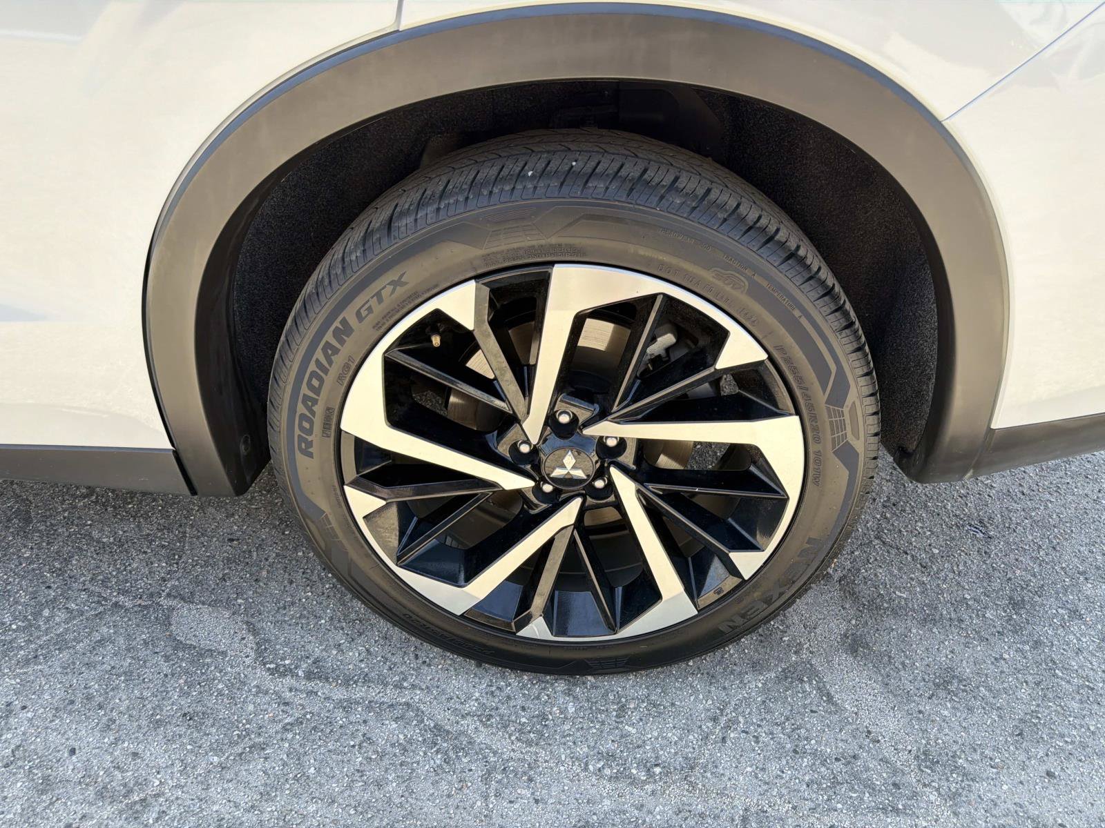 Used 2024 Mitsubishi Outlander 4WD Plug-In Hybrid image 6