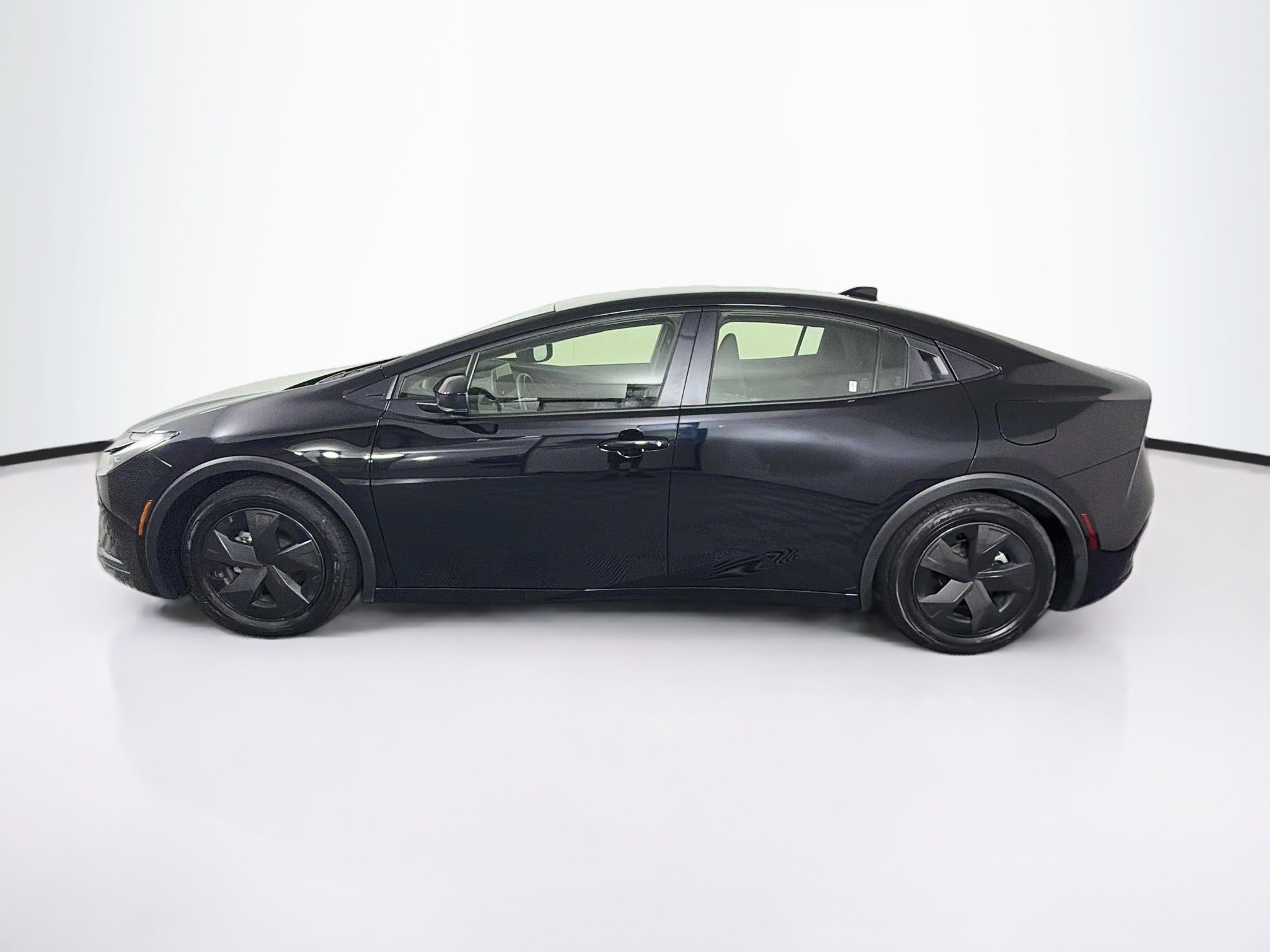 Used 2025 Toyota Prius LE FWD image 4