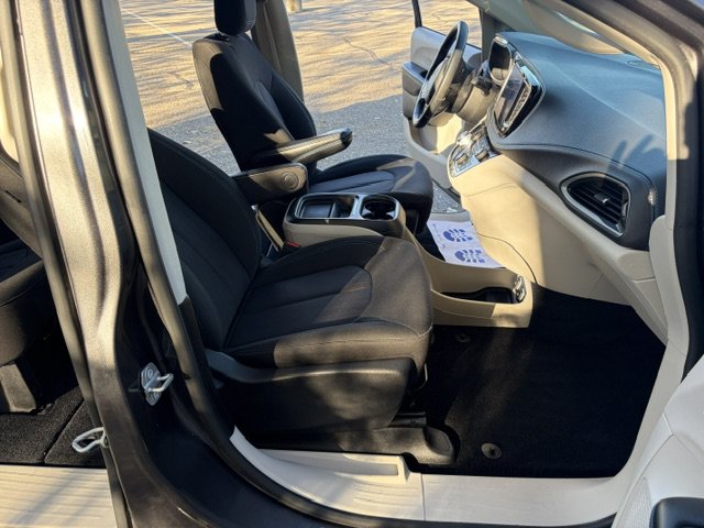 Used 2021 Chrysler Pacifica Touring FWD image 9