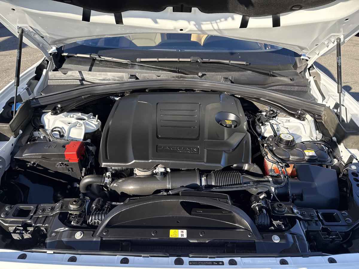 Used 2018 Jaguar F-PACE Premium image 24