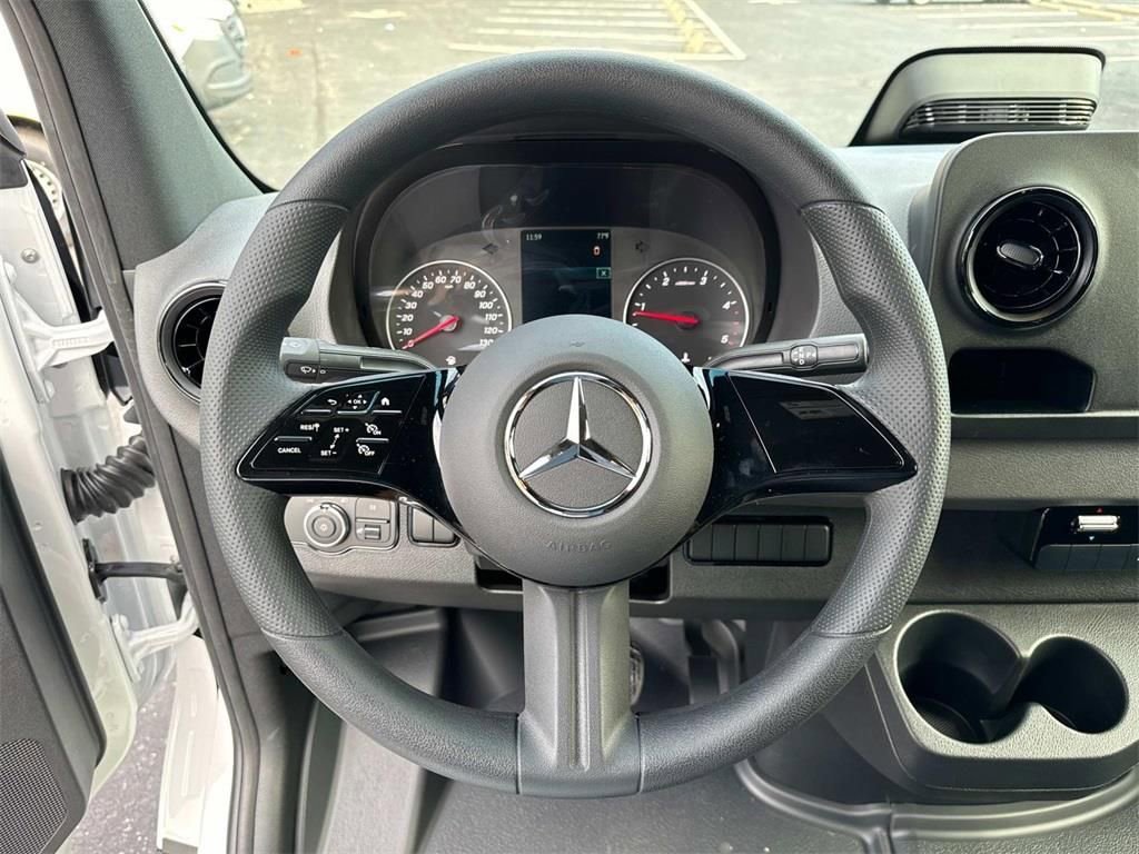 Used 2025 Mercedes-Benz Sprinter 2500 image 21