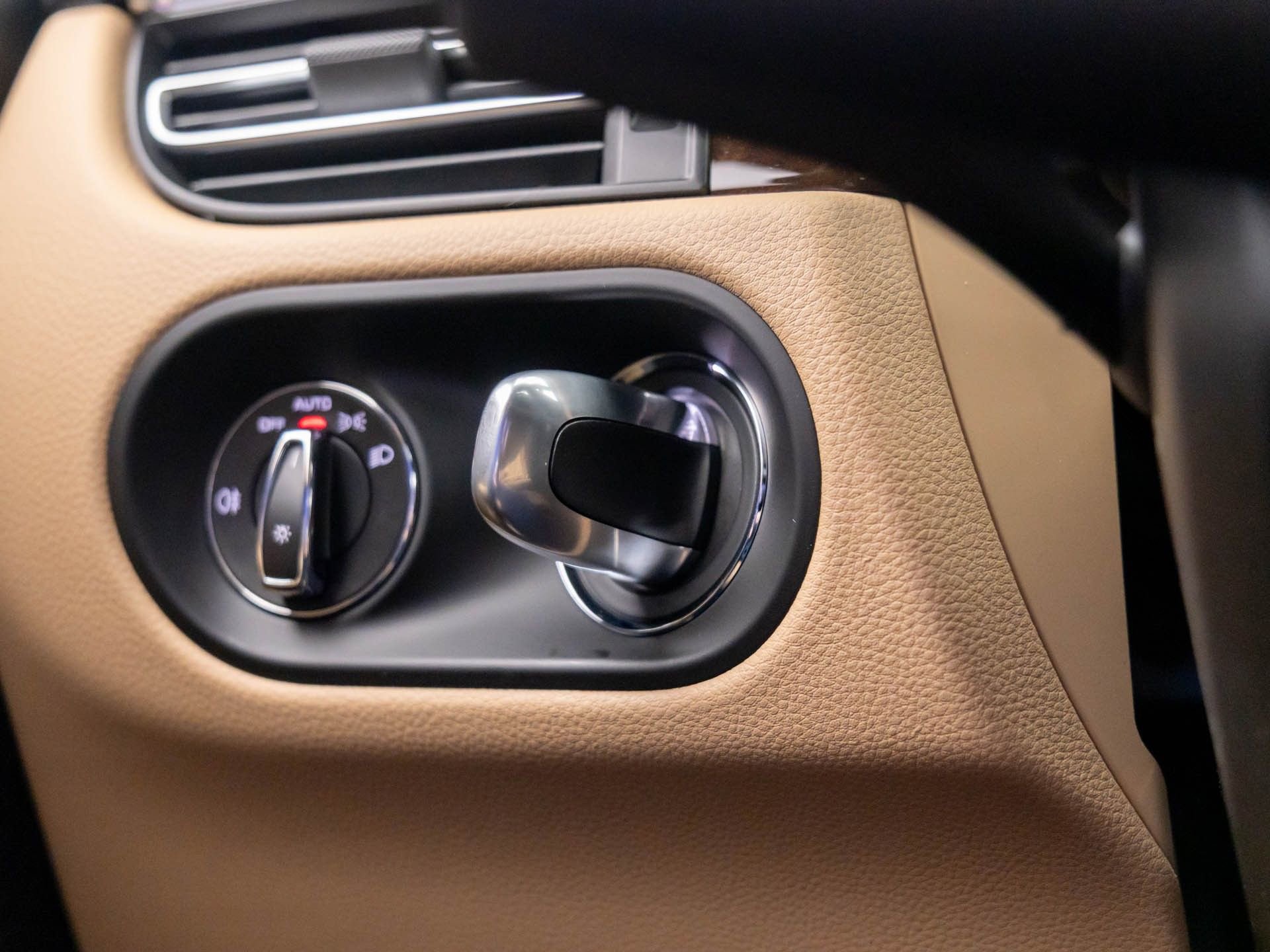 Certified 2025 Porsche Macan image 20