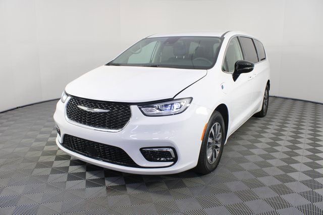 Used 2024 Chrysler Pacifica Select image 23