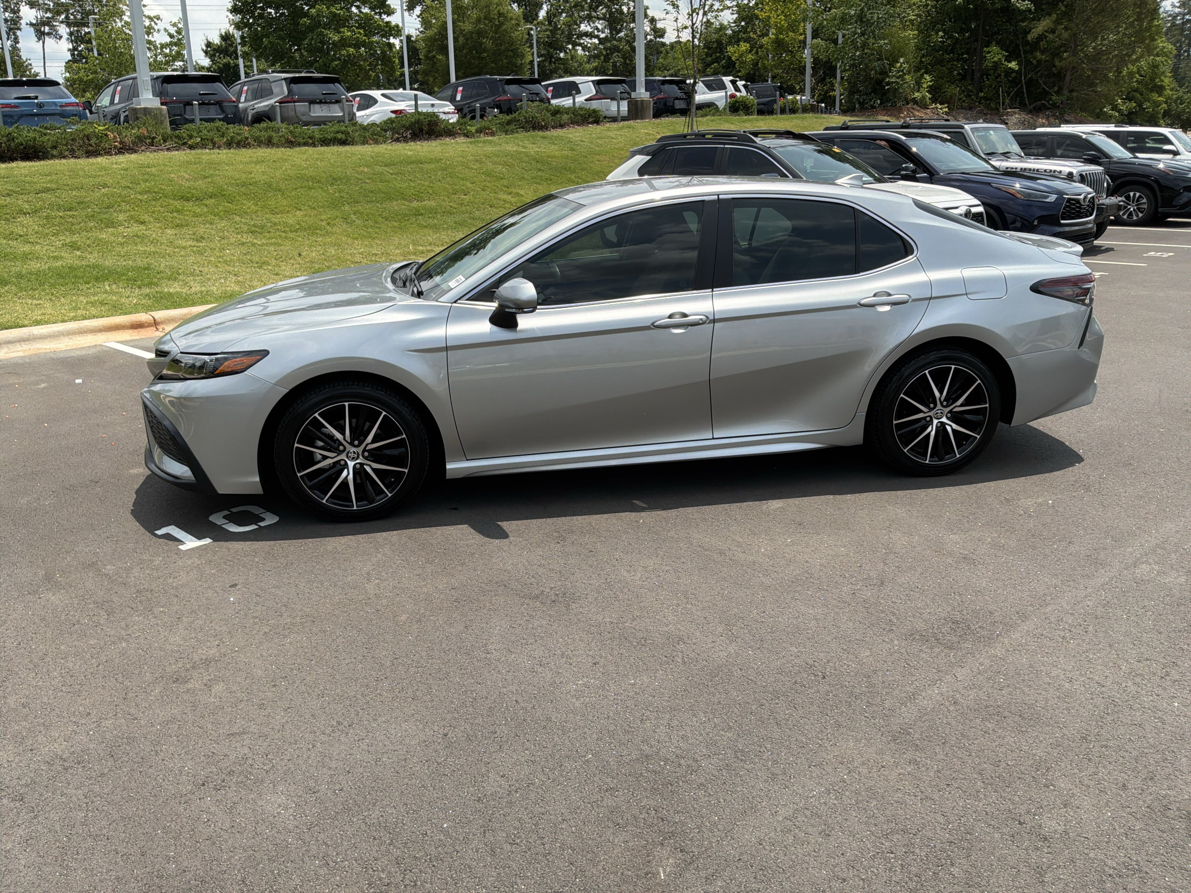 Used 2023 Toyota Camry SE w/ Convenience Package FWD image 7