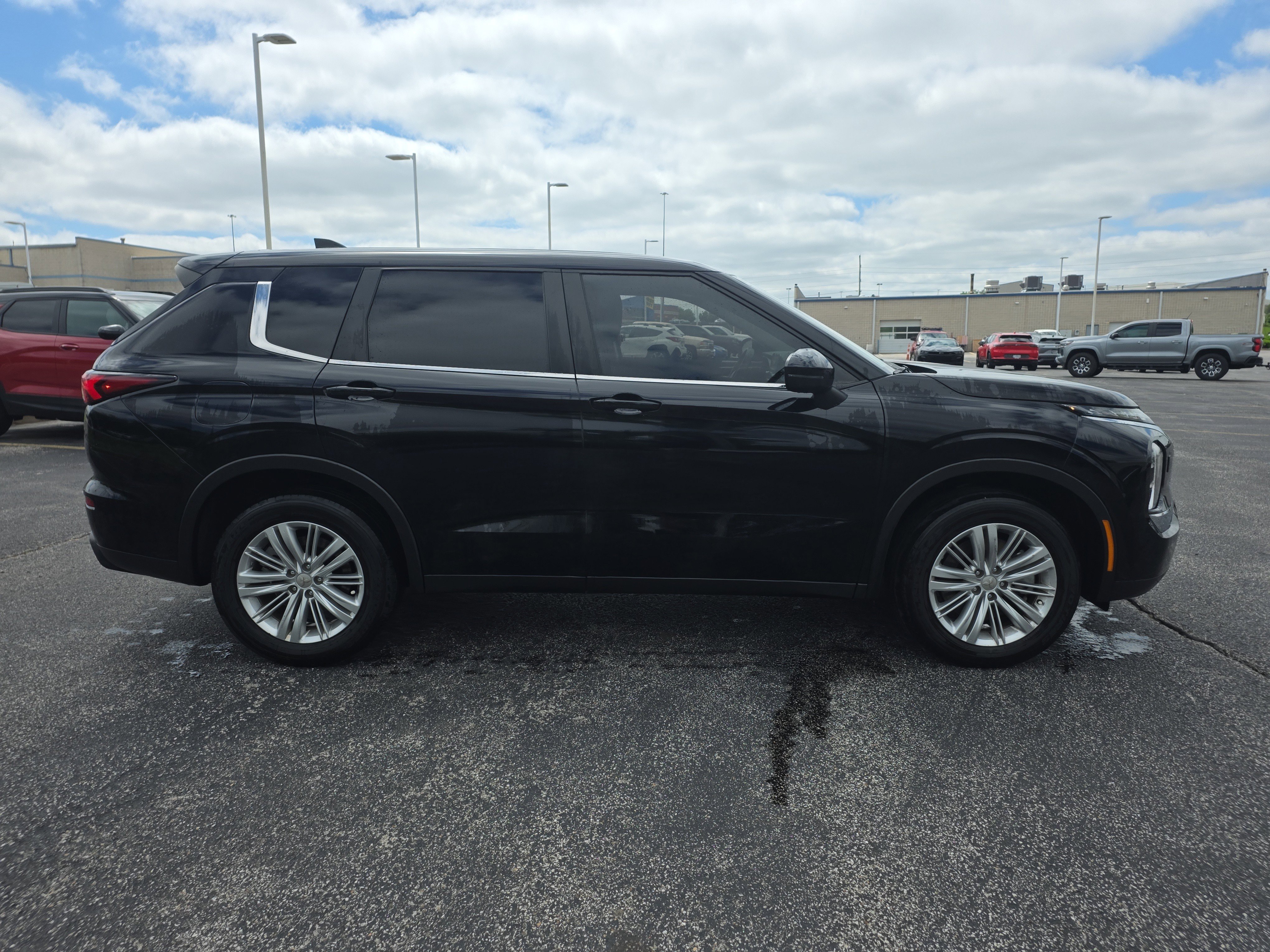 Used 2024 Mitsubishi Outlander ES AWD/4WD image 2
