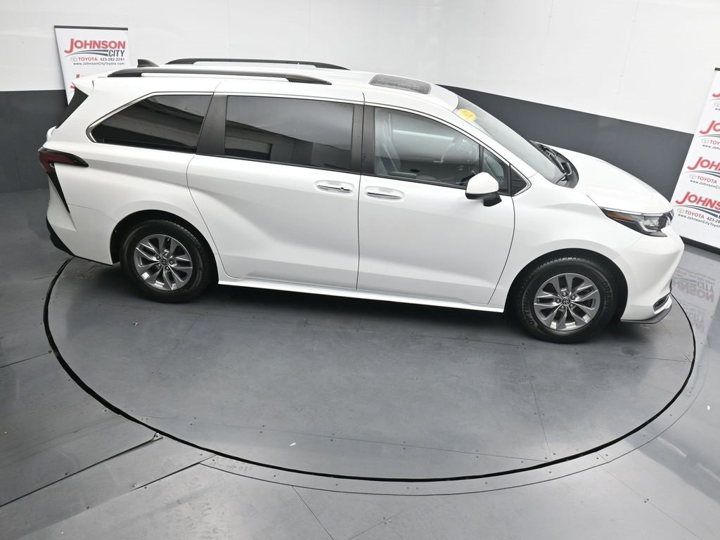 Used 2022 Toyota Sienna XLE image 17