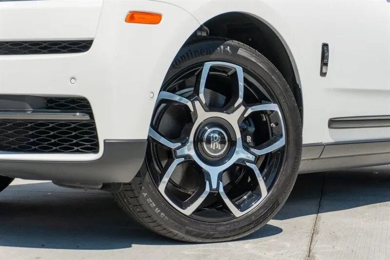 Used 2024 Rolls-Royce Cullinan Black Badge image 38