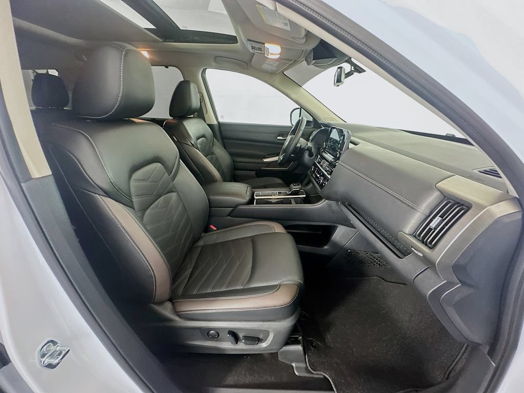 Used 2025 Nissan Pathfinder Platinum FWD image 29