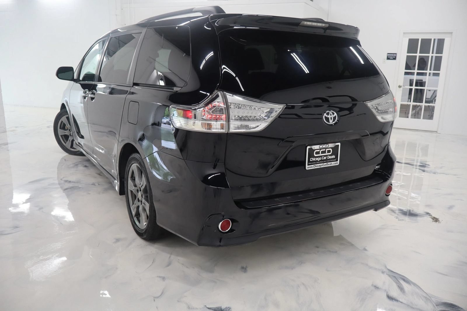 Used 2017 Toyota Sienna SE Premium FWD image 6