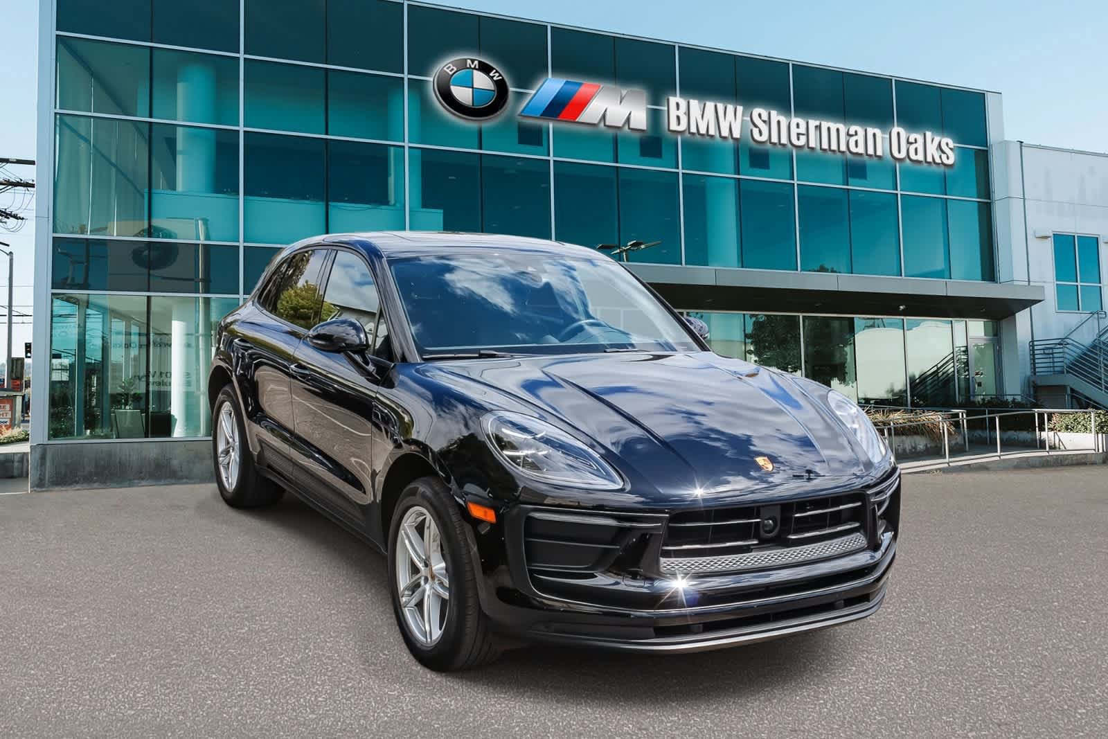 Used 2023 Porsche Macan AWD/4WD image 3