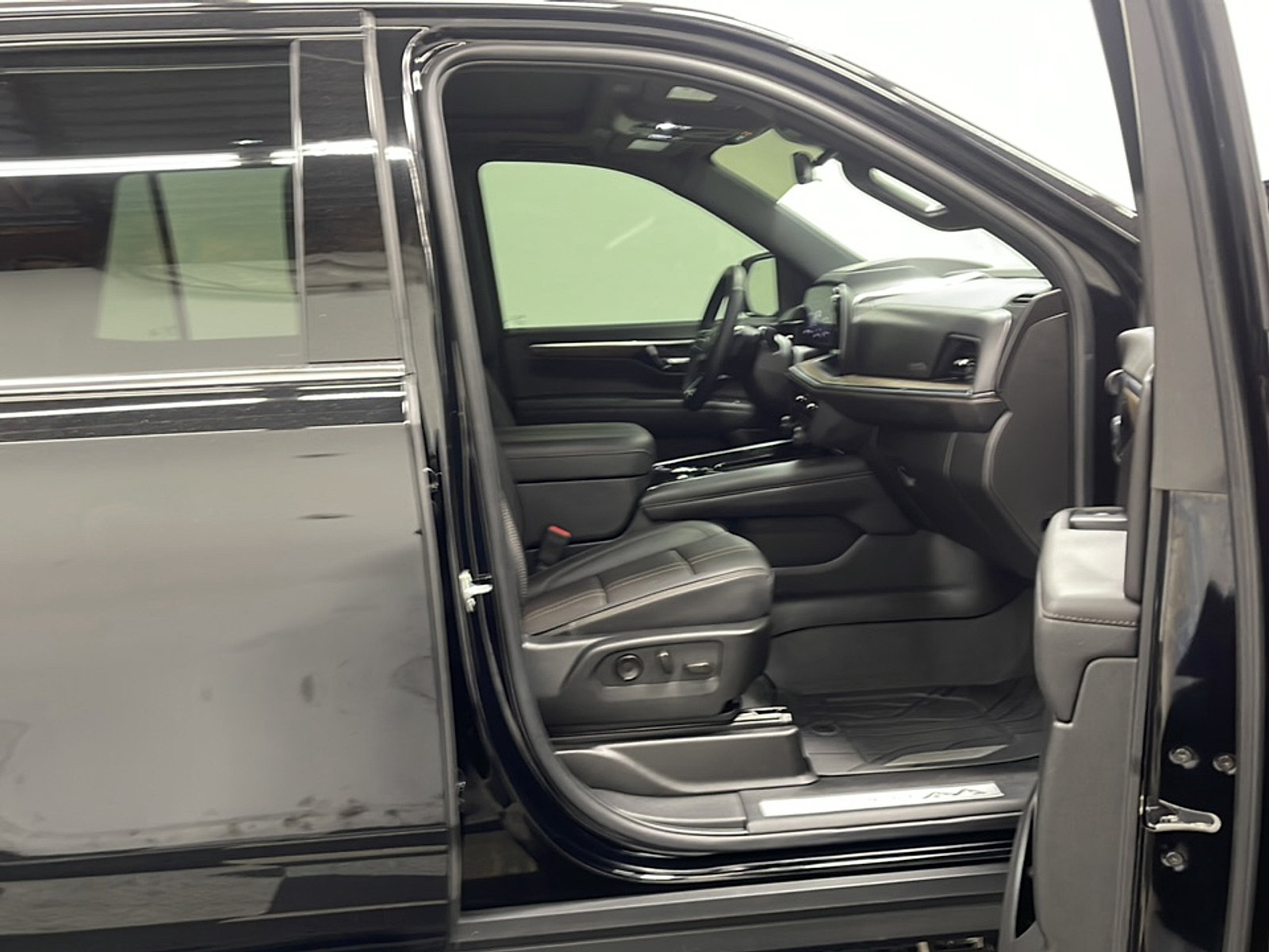 Used 2025 Chevrolet Tahoe High Country AWD/4WD image 21
