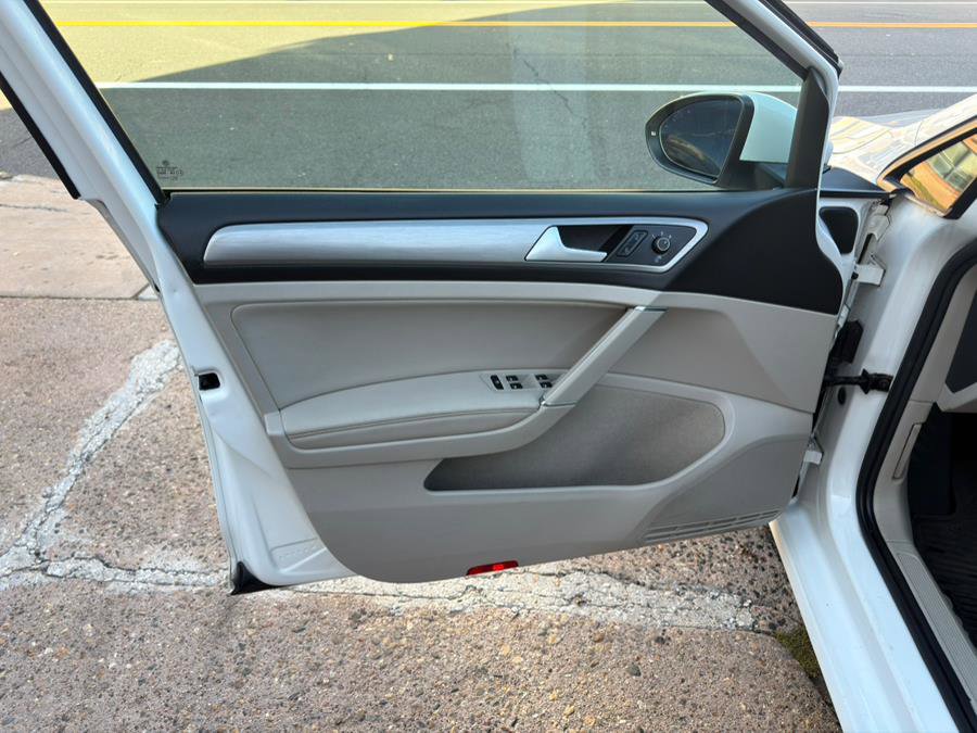 Used 2015 Volkswagen Golf S image 13