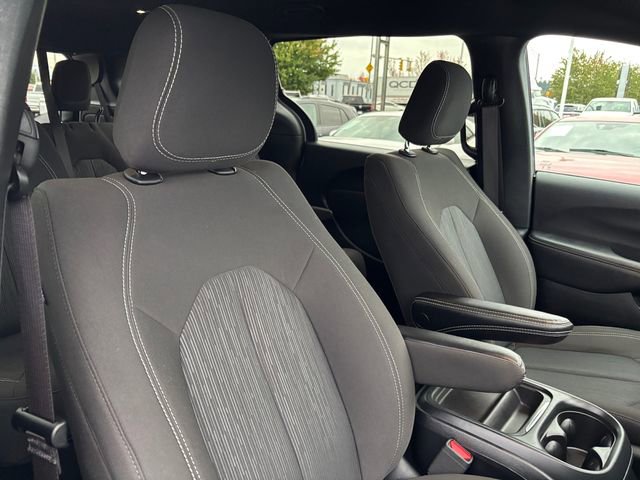 Used 2024 Chrysler Pacifica Touring image 32