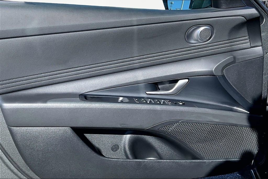 Used 2025 Hyundai Elantra SEL image 23