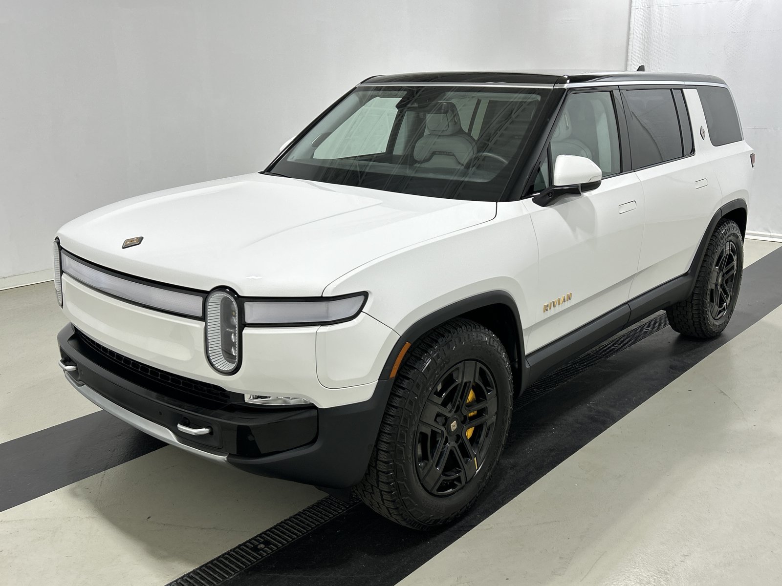 Used 2023 Rivian R1S Adventure AWD/4WD image 1